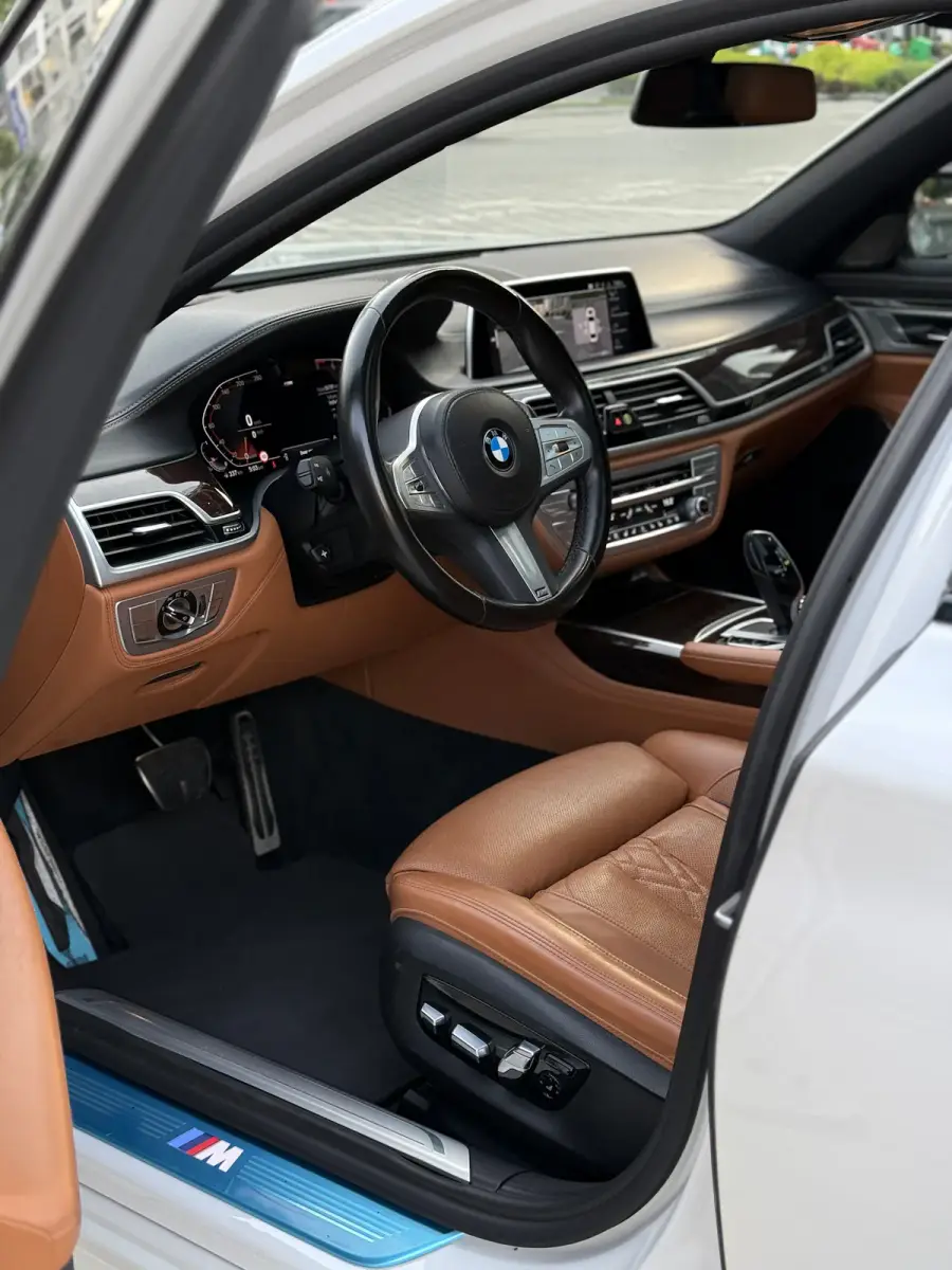 Rent BMW 730Li 2022 in Dubai — photo 6 of 12
