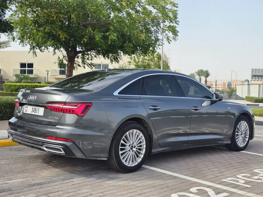 Rent Audi A6 in Dubai — photo 2 of 9