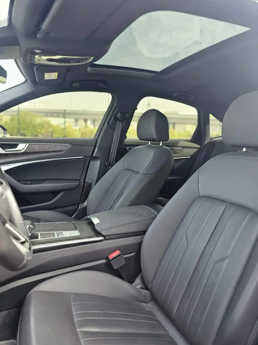 Rent Audi A6 in Dubai — photo 8 of 9