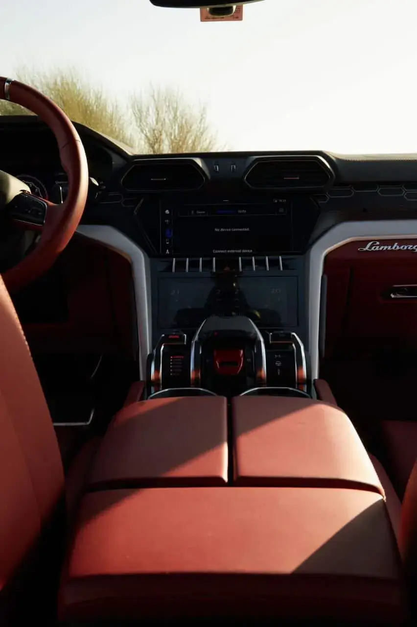 Rent Lamborghini Urus 2025 in Dubai — photo 4 of 5