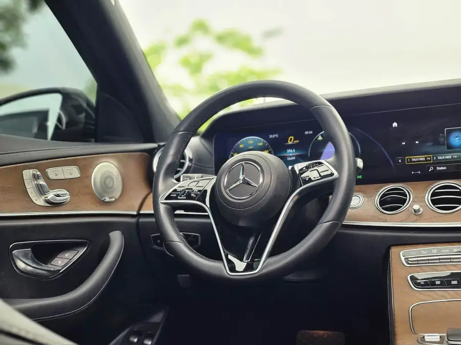 Rent Mercedes E300 in Dubai — Mercedes-Benz — photo 2 of 8