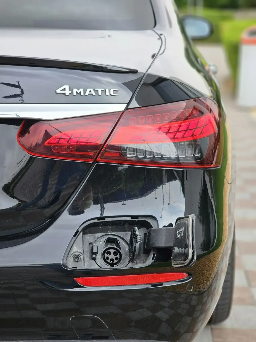 Rent Mercedes E300 in Dubai — Mercedes-Benz — photo 5 of 8