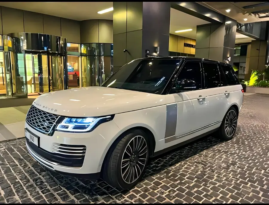 Rent Range Rover Vogue Autobiography 2021 in Dubai — photo 2 of 9
