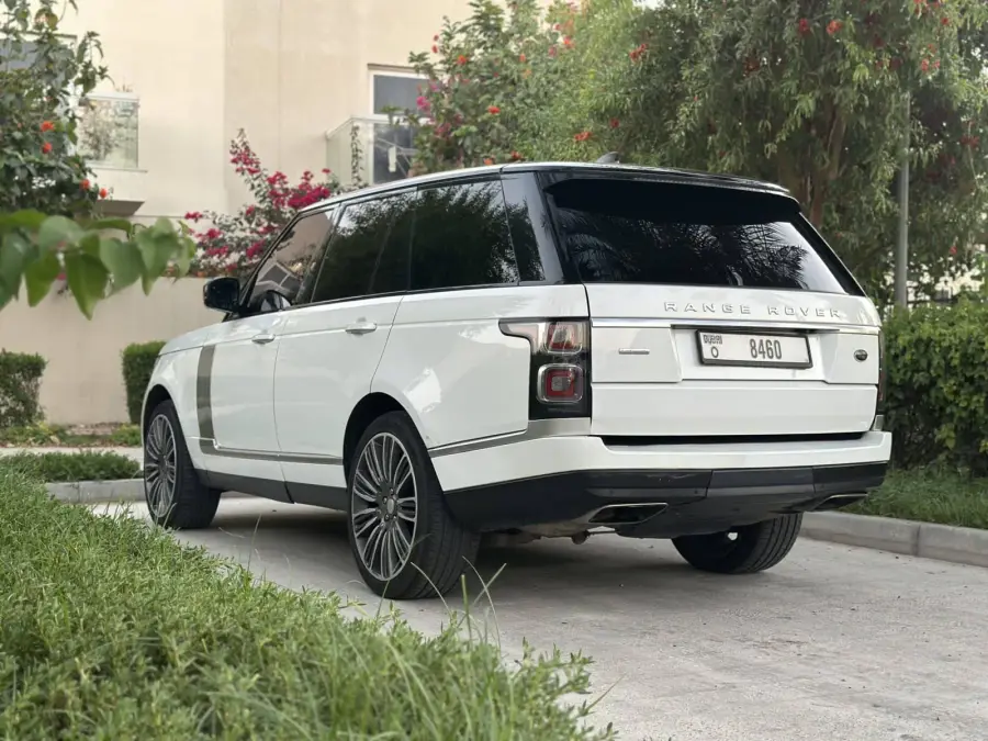 Rent Range Rover Vogue Autobiography 2021 in Dubai — photo 6 of 9
