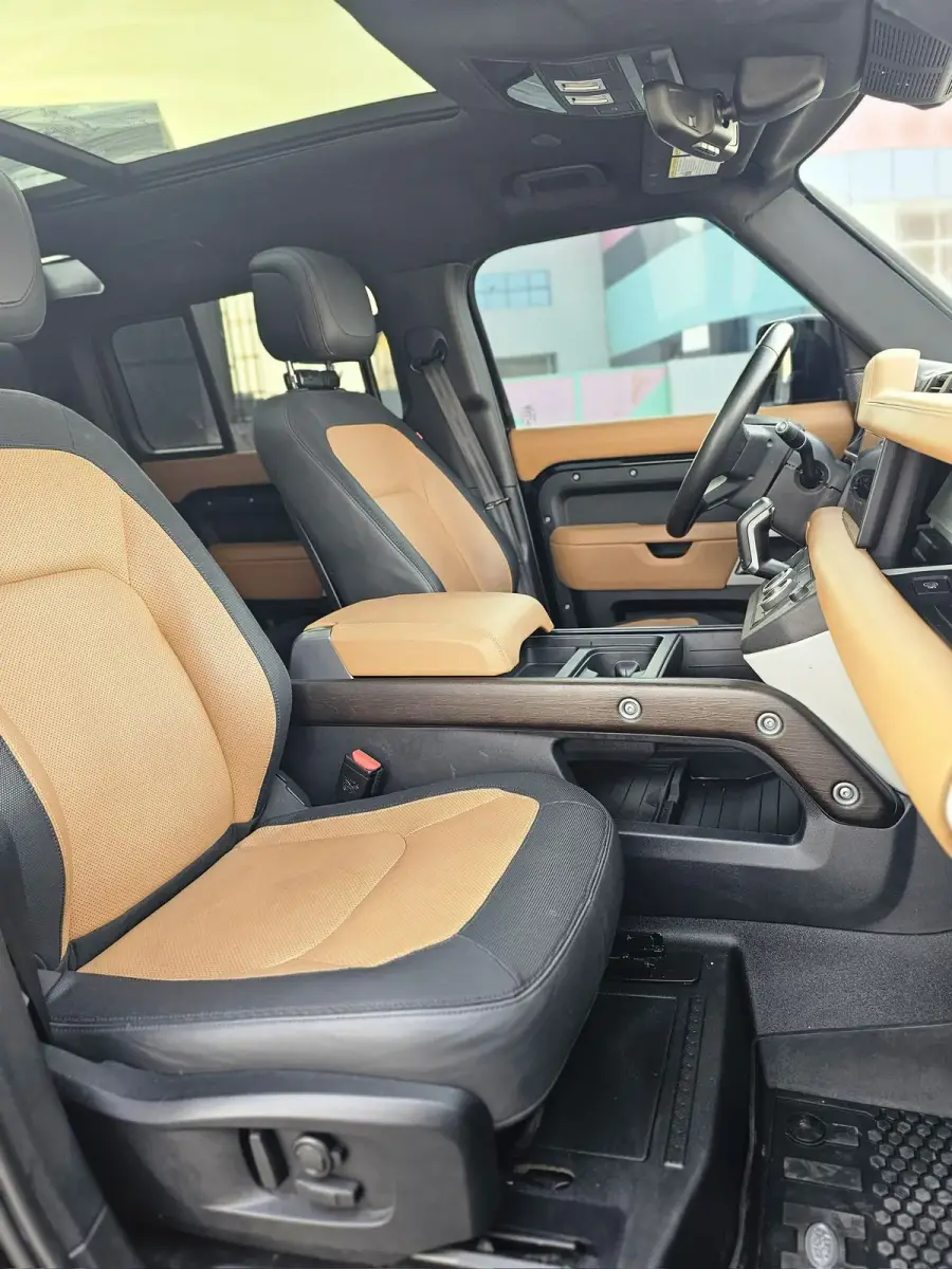 Rent Range Rover Defender 2024 in Dubai — Land Rover — photo 3 of 9