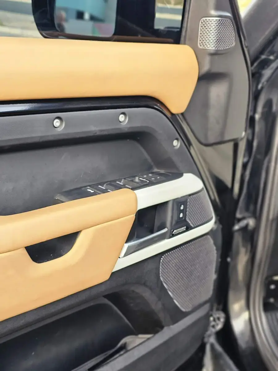 Rent Range Rover Defender 2024 in Dubai — Land Rover — photo 4 of 9