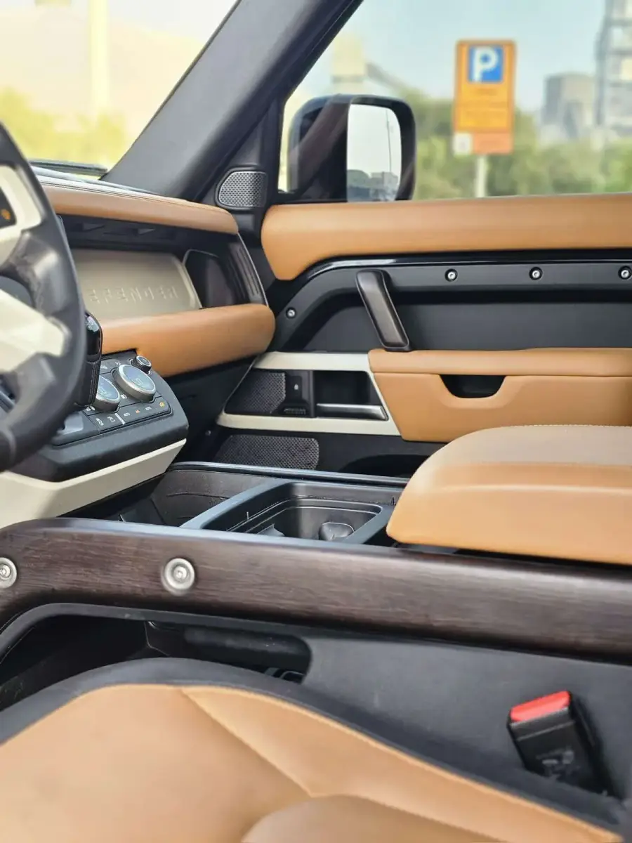 Rent Range Rover Defender 2024 in Dubai — Land Rover — photo 6 of 9