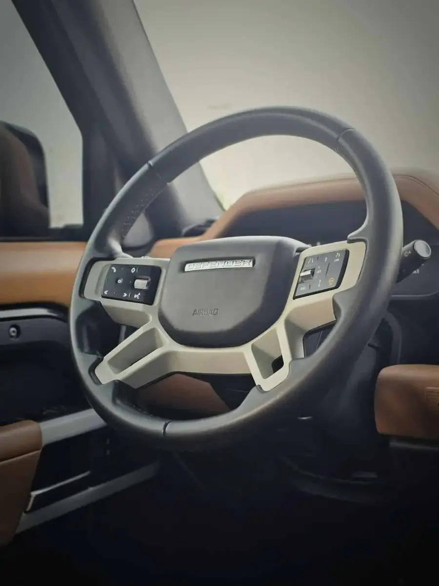 Rent Range Rover Defender 2024 in Dubai — Land Rover — photo 9 of 9