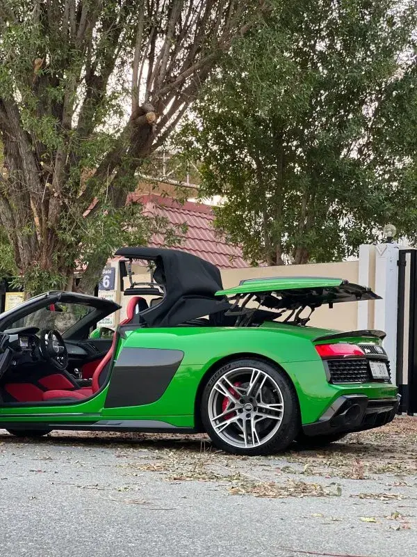 Rent Audi R8 Convertible in Dubai — photo 3 of 6