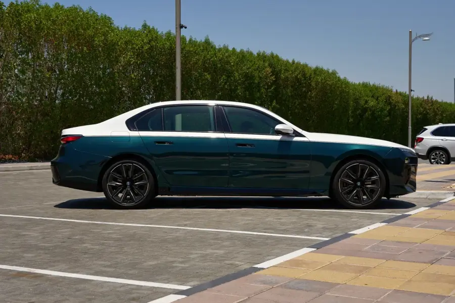 Rent BMW 7 Series White 2023 in Dubai — photo 4 of 8