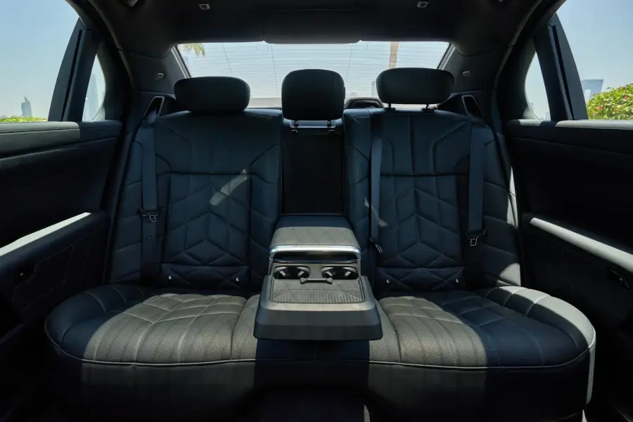 Rent BMW 7 Series White 2023 in Dubai — photo 5 of 8