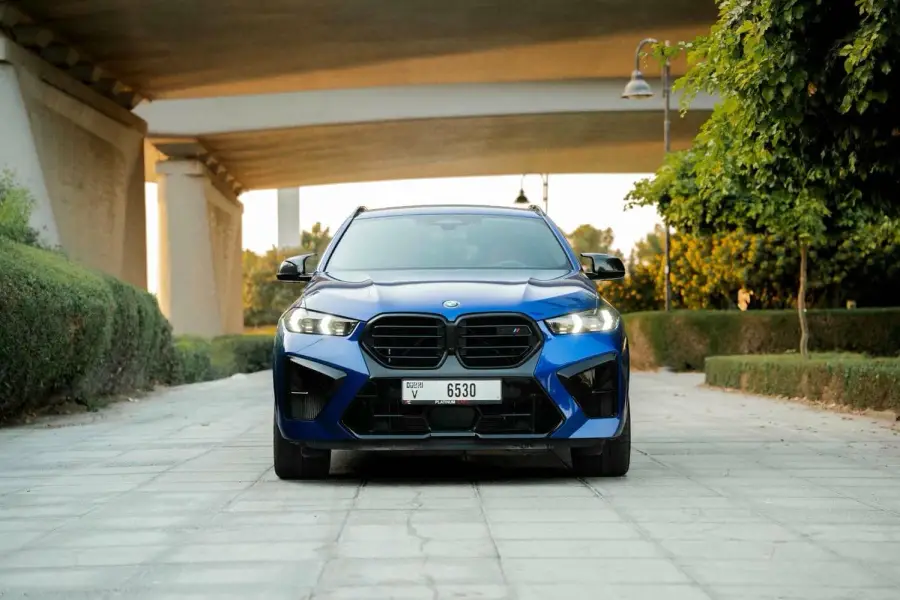 تأجير بي إم دبليو X6 M competition الأزرق في دبي — صورة 2 من 20