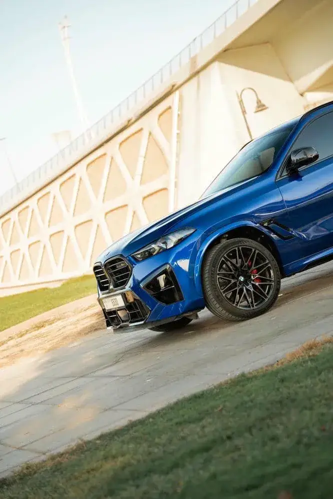 تأجير بي إم دبليو X6 M competition الأزرق في دبي — صورة 12 من 20
