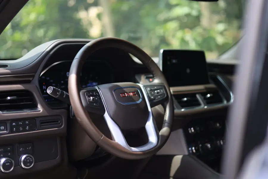 Rent GMC Yukon in Dubai — photo 8 of 9