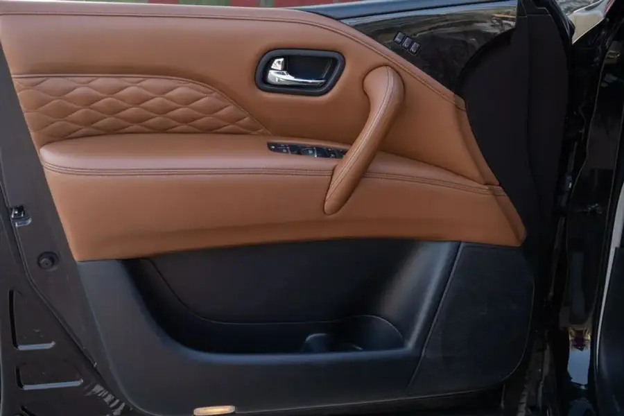 Rent Infiniti QX80 in Dubai — photo 2 of 7