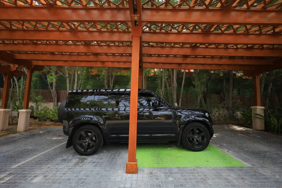 Rent Land Rover Defender in Dubai — photo 2 of 8