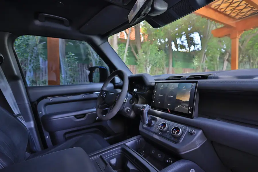 Rent Land Rover Defender in Dubai — photo 8 of 20