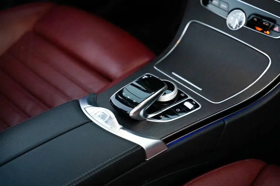 Rent Mercedes C300 Convertible White in Dubai — Mercedes-Benz — photo 5 of 20