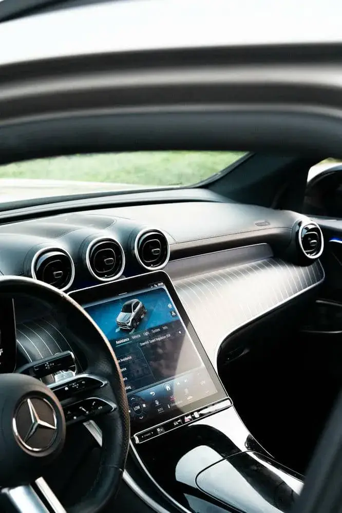 Rent Mercedes GLC 300 in Dubai — Mercedes-Benz — photo 17 of 18