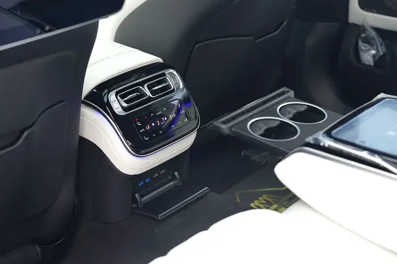 Rent Mercedes S 580 in Dubai — Mercedes-Benz — photo 6 of 8