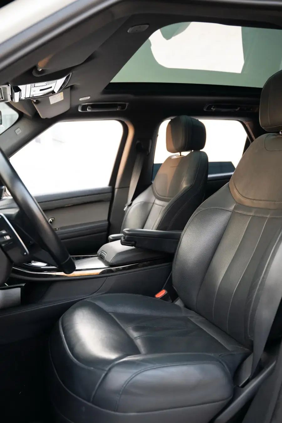 Rent Range Rover Sport White 2024 in Dubai — Land Rover — photo 15 of 15