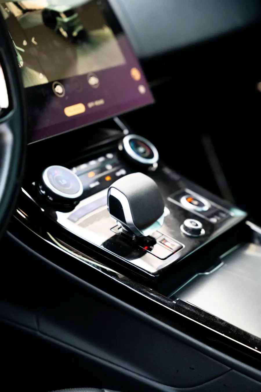 Rent Range Rover Sport White 2024 in Dubai — Land Rover — photo 4 of 15