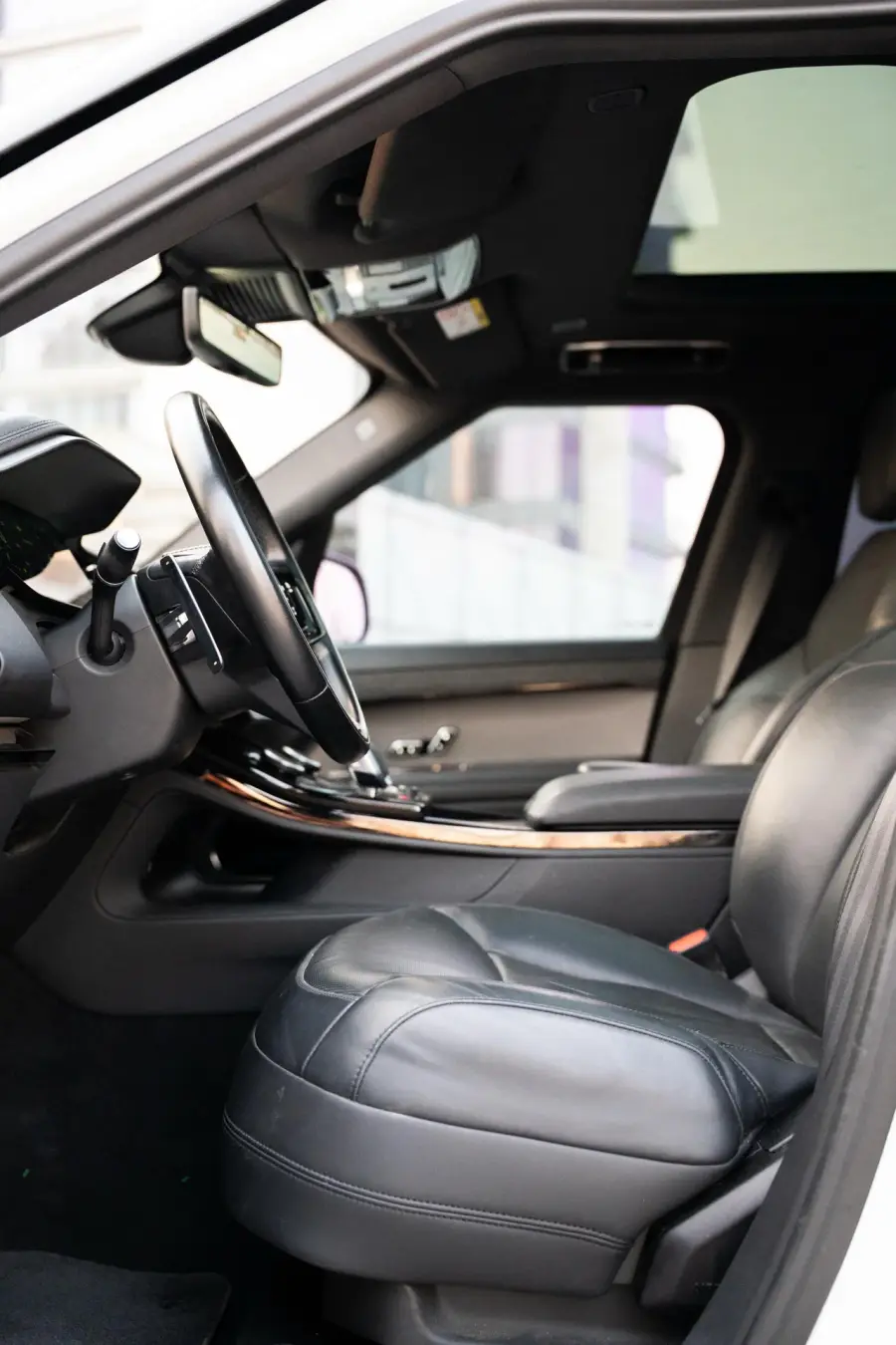 Rent Range Rover Sport White 2024 in Dubai — Land Rover — photo 5 of 15