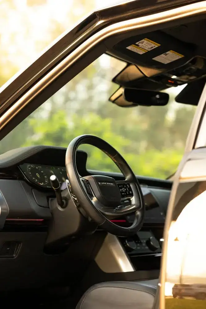 在迪拜租赁2024年黑色路虎揽胜Vogue — Range Rover — 第 11 张，共 15 张