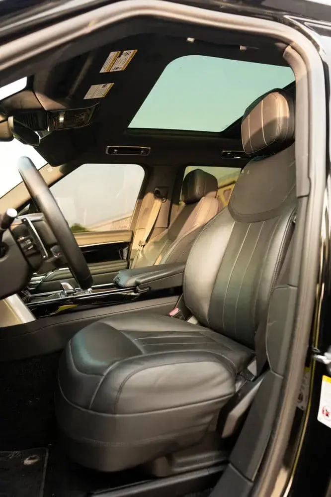 在迪拜租赁2024年黑色路虎揽胜Vogue — Range Rover — 第 13 张，共 15 张