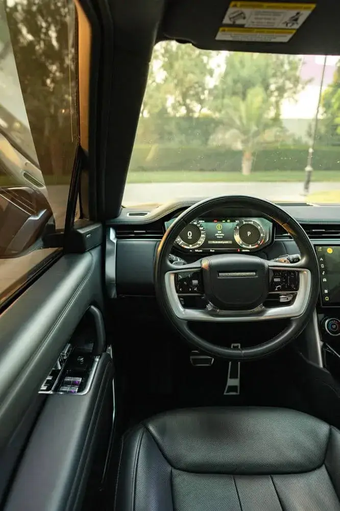 在迪拜租赁2024年黑色路虎揽胜Vogue — Range Rover — 第 14 张，共 15 张
