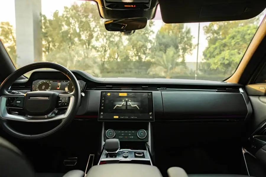 在迪拜租赁2024年黑色路虎揽胜Vogue — Range Rover — 第 3 张，共 15 张