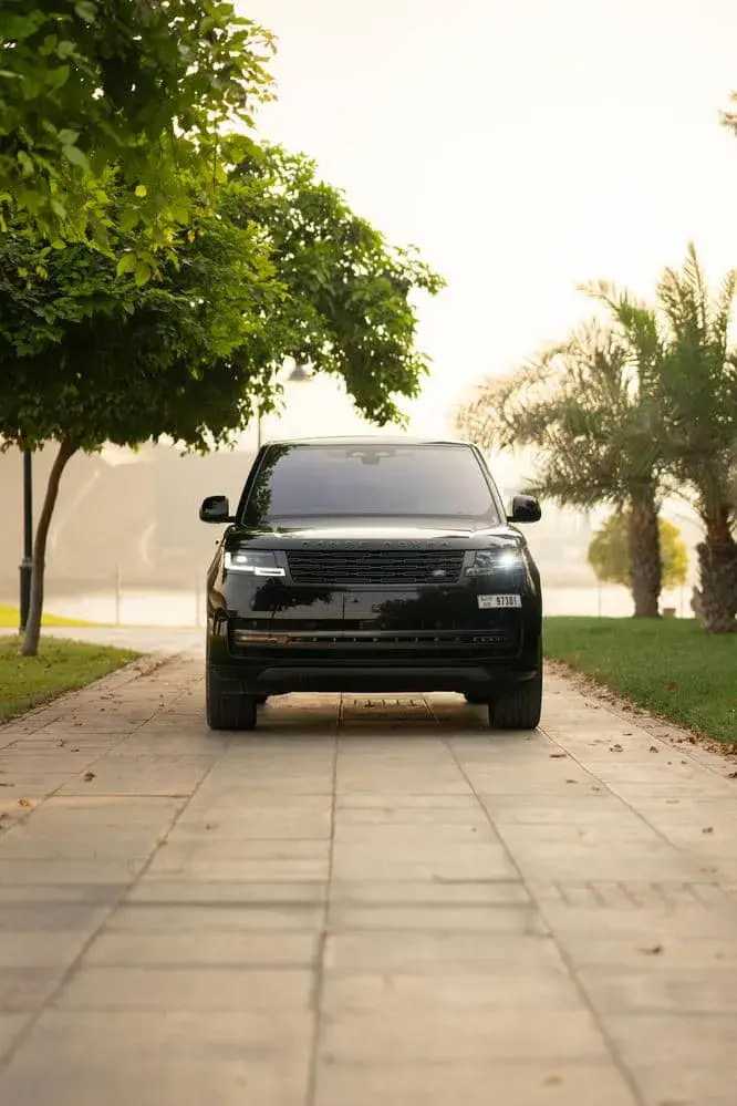 在迪拜租赁2024年黑色路虎揽胜Vogue — Range Rover — 第 7 张，共 15 张