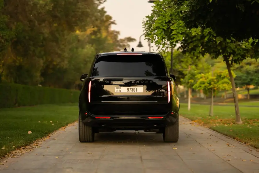 在迪拜租赁2024年黑色路虎揽胜Vogue — Range Rover — 第 8 张，共 15 张