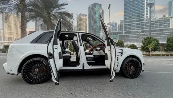 Alquile un Rolls Royce Cullinan Mansory en Dubái — Rolls-Royce — foto 3 de 9
