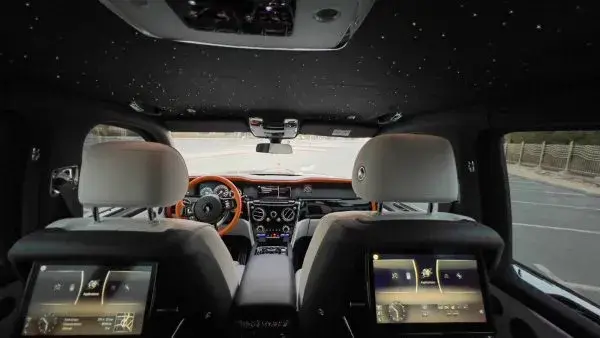 Alquile un Rolls Royce Cullinan Mansory en Dubái — Rolls-Royce — foto 8 de 9