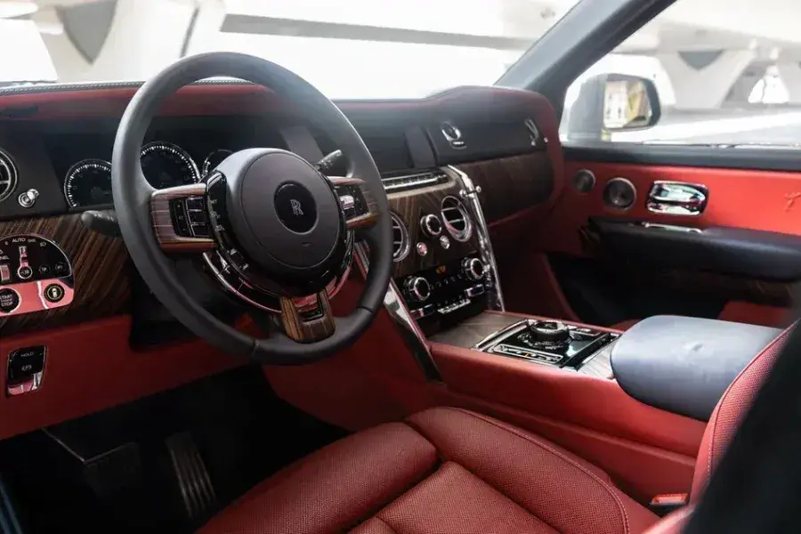 Rent Rolls Royce Cullinan White 2021 in Dubai — Rolls-Royce — photo 4 of 6