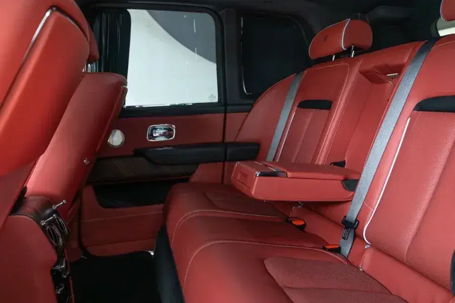 Rent Rolls Royce Cullinan White 2021 in Dubai — Rolls-Royce — photo 6 of 6