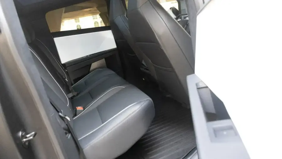 Alquiler de coches Tesla Cybertruck en Dubái — foto 2 de 3
