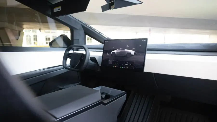 Alquiler de coches Tesla Cybertruck en Dubái — foto 3 de 3