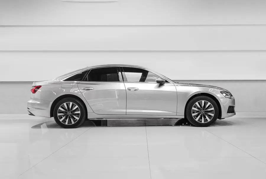 Rent Audi A6 White in Dubai — photo 5 of 7