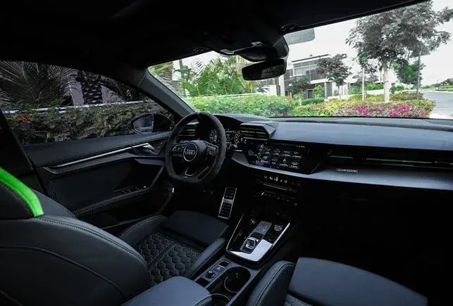 在迪拜租奥迪RS 3绿色 — Audi — 第 2 张，共 5 张