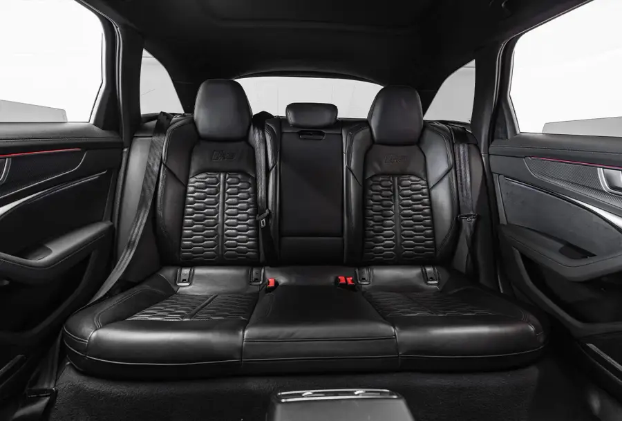 Rent Audi Rs6 Black in Dubai — photo 7 of 9