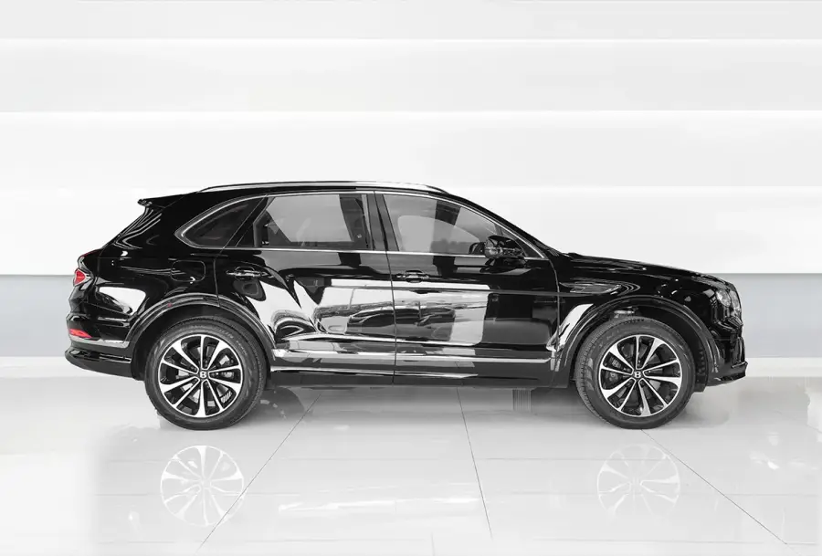 Rent Bentley Bentayga Black in Dubai — photo 3 of 6