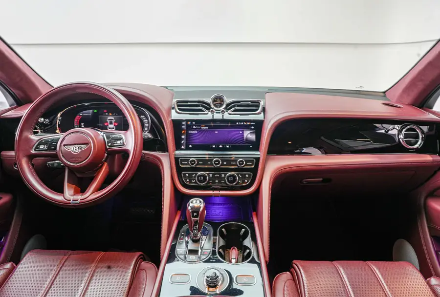 Rent Bentley Bentayga Black in Dubai — photo 5 of 6
