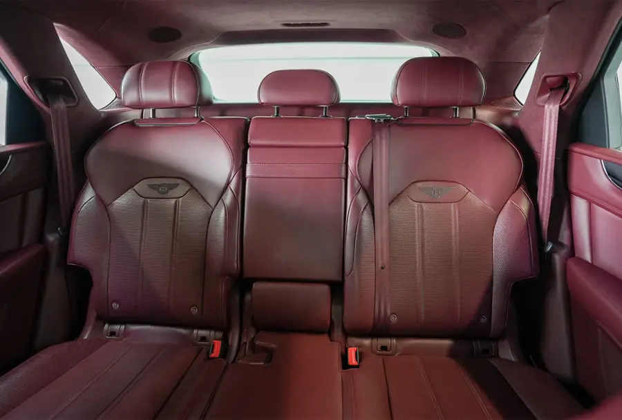 Rent Bentley Bentayga Black in Dubai — photo 6 of 6