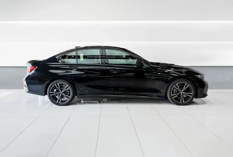 Rent BMW 318i Black in Dubai — photo 6 of 7