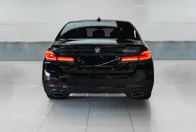 Rent BMW 530Li Black in Dubai — photo 3 of 8