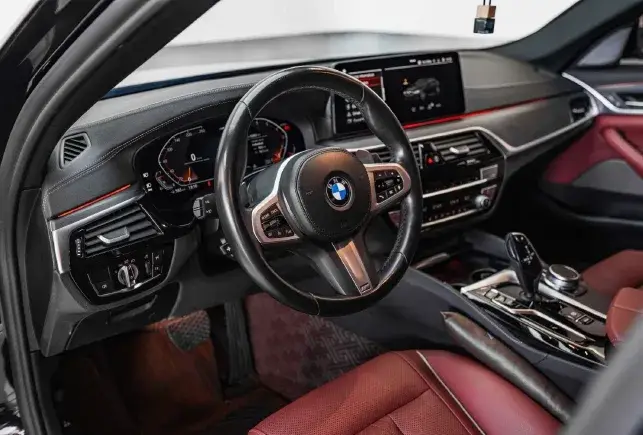 Rent BMW 530Li Black in Dubai — photo 5 of 8
