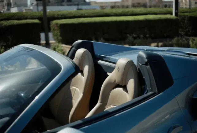 เช่ารถ Ferrari 488 Spider สีเงินในดูไบ — รูปที่ 4 จาก 6