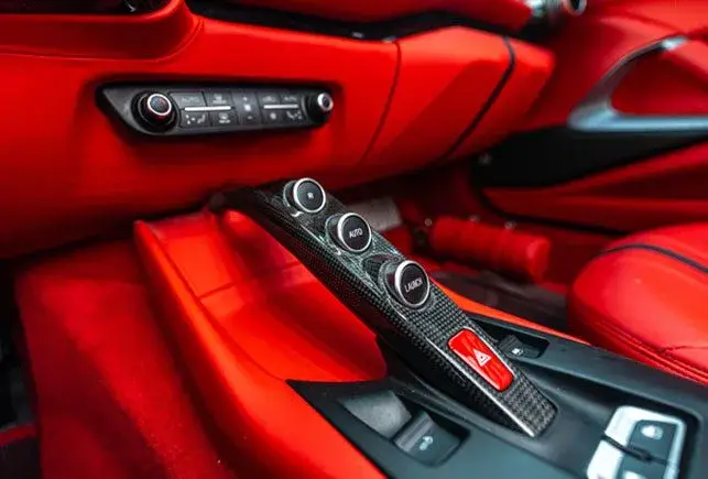 Аренда Ferrari 812 GTS красного цвета в Дубае в аренду в Дубай, ОАЭ — Ferrari — фото 3 из 8
